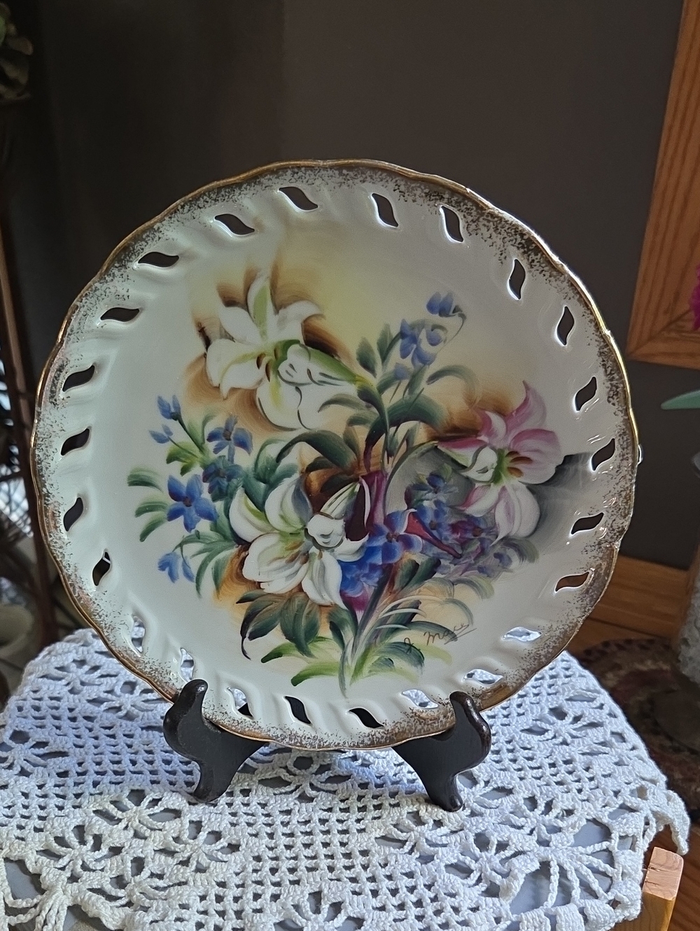 Hand-Painted Floral Decorative Plate with Gold Trim